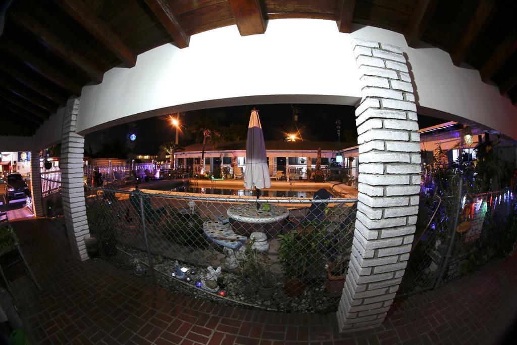 Adobe Hacienda Motel Hollywood Exterior foto
